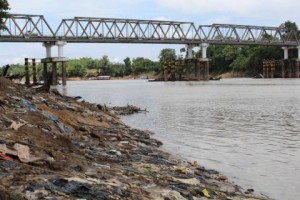 Bantaran Sungai Melawi-Sintang tampak Kumuh akibat sampah yang ditimbulkan saat sungai surut