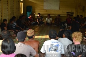 Musyawarah antara masyarakat Tanjung Baung dengan PT DRM