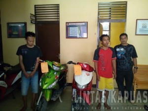 Dua orang tersangka Spesialis Pencuri Sepeda Motor berhasil diamankan oleh sat reskrim Polsek Kota Sintang beserta barang Bukti