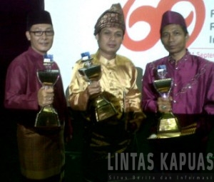 Taufik Hidayat(Tengah) jadi juara Juara Pertama dalam katagori produksi Indepth Reporting pemilu