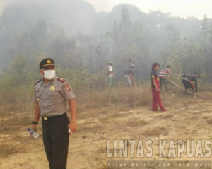Tim Pemadam kebakaran melakukan pemadaman dilahan Desa Murtiguna sintang