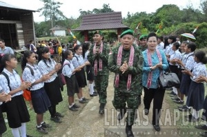 Bupati Sintang Tutup Program TMMD Di nanga Tebidah dengan Menggunakan Kostum TNI.