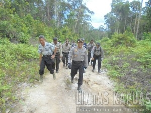 kapolres Sintang bersama anggotanya gelar Patroli perbatasan diwilayah ketungau Hulu Kabupaten Sintang