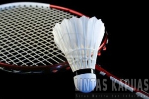 806515-badminton-racket-and-shuttlecock-isolated-on-a-black-background