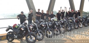 Anggota BLack Motor Community(BMC) Sintang Foto Bersama di Wilayah Jembatan Kapuas SIntang