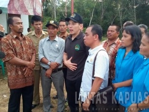 Anggota DPR-RI, Daniel Johan saat bedialog dengan masyarakat Desa Sei Tapang terkait masalah pertanian
