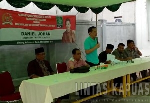 Anggota DPR/MPR-RI Daniel Johan saat gelar pendapat dan dialog bersama masyarakat ketika reses di Sintang 