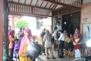 Honorer K2 Tampak Memadati BKD Kapuas Hulu Untuk Mengambil Surat Perintah Penugasan.