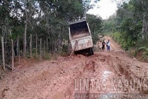 Sebuah truk melalui titik kerusakan lainnya menuju ke kecamatan Menukung