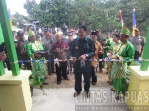 Bupati kapuas hulu A.M Nasir SH didampingi wakilnya Agus Mulyana SH MH saat meresmikan rumah adat Melayu Badau