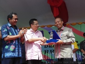 Bupati Sintang memberikan cinderamata kepada Timbalan Pengarah Penyiaran Sarawak Pengarah acara RTM Encik Jamel Seman dalam acara dialog budaya