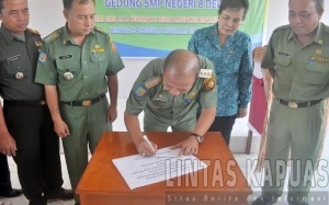 Bupati Sintang MIlton Corosby ,tandatangani prassasti sebagai tanda di resmikan nya gedung SMPN 8 Dedai 