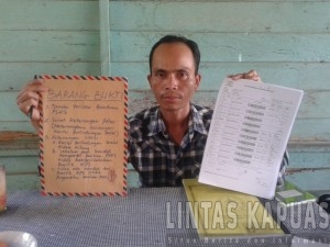 Sekretaris Desa Mengkirai, Kecamatan Kayan Hilir, Bili Grim menunjukkan Hasil Laporankan ke Mapolres Sintang Bersama Warga