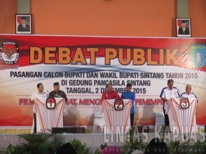 Tiga Pasangan Calon Bupati dan Wakil bupati Sintang dengan semangat mengikuti Debat Publik yang digelar oleh KPUD Sintang