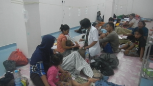 puluhan Pasien Korban Keracunan massal dirawat di ruang UGD RSUD Sintang