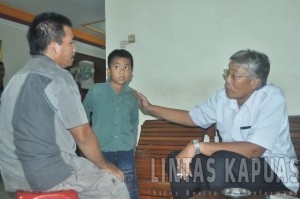 Muhammad Wartani didampingi Ayahnya, saat mendapat kunjungan dari Bupati Sintang, dr.H Jarot Winarno, M.Med, Ph.