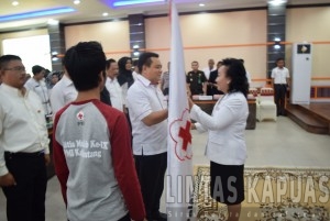 Ketua PMI Kalimantan Barat, Ny.Frederika Cornelis Lantik Achmad Sutarmin Sebagai ketua PMI kabupaten Sintang