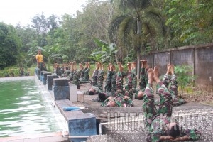 Prajurit Komrem 121ABW Sintang Gelar uji Renang Militer di Kolam Renang Bukit Kelam