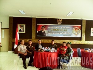 Foto Bersama: Anggota Komisi II DPR RI, H. Sukiman saat menggelar Kunjungan Kerjaanyta ke Kabupaten Sekadau
