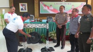 Asisten Bidang Administrasi Dinas Pendidikan Kabupaten Sekadau lakukan pemukulan gong sebagai tanda diluncurkannya Program Literasi Sekolah