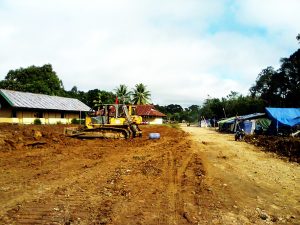 Pengerjaan jalan paralel perbatasan yang membuat salah satu lokal sekolah dibongkar (Foto : Ambresius Murjani)