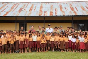 Bupati Sintang, Jarot Winarno ketika foto bersama dengan siswa SD 16 Sepan Peturau