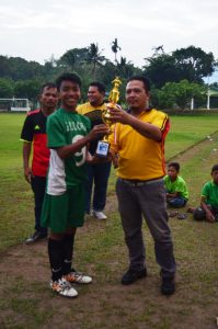 Gelora menerima piala juara III dalam Liga Pelajar di Bengkayang