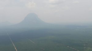 Tingginya hotspot di Sintang 14 September lalu membuat Bukit Kelam diselimuti kabut asap pekat.