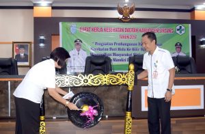 Sekda Sintang Yosepha Hasna buka secara resmi rapat kerja kesehatan daerah di balai praja kantor Bupati Sintang