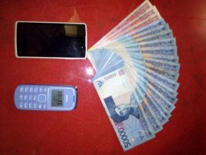 Barang bukti uang dan  handphone