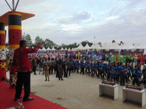 Bupati Sintang, Jarot Winarno melambaikan tangan pada Kontingen Sintang saat pembukaan Pesparawi di Sanggau