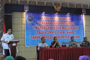 Ketua BNNK Sintang, Agus Akhmadin menyampaikan sambutan saat Rapat Kerja Peningkatan Peranan dan Partisipasi Lingkungan Kerja/Masyarakat dalam upaya Program Pencegahan, Pemberantasan Penyalahgunaan dan Peredaran Gelap Narkoba (P4GN)