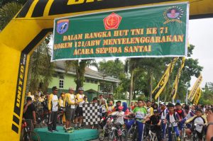 Kegiatan sepeda santai yang dilaksanakan Korem 121 ABW untuk memperingati HUT TNI ke 71