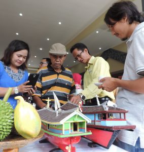 Miniatur motor bandong ini merupakan salah satu produksi kerajinan UMKM. Meski cukup diminati, mereka selalu mengeluhkan sulitnya memasarkan produk