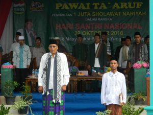 : Bupati Sintang Jarot Winarno saat menjadi pembina apel memperingati Hari Santri Nasional di Kompleks Pondok Pesantren Darul Ma’arif Sintang pada Sabtu, 22 Oktober 2016