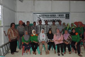 Ketua Komisi I DPRD Sintang, Foto bersama dengan Aparatur Pemerintah Desa Sungai Tapang.