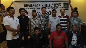 Ketua Komisi I DPRD Sintangm Syahroni, Foto bersama dengan Aparatur Pemerintah Desa Gandis Hulu