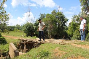 Reses ke desa Sungai Tapang, Syahroni Tinjau Jembatan yang nyaris Putus