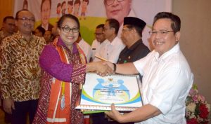 Wakil Bupati Sintang Menerima Piagam Penghargaan dari Menteri PPPA RI Prof. Yohana Susana Yembise dalam acara penandatanganan Komitmen dan Deklarasi Percepatan Pengembangan Kabupaten/Kota Layak Anak (KLA) di Provinsi Kalimantan Barat