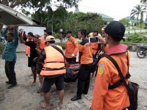 Tim Gabungan Saat mengevakuasi Jasad Riko, korban Tenggelam di Sungai Melawi