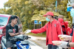 Wakil Ketua DPRD Sintang, Jeffray Edward Donasikan Masker dan Vitamin kepada Masyarakat Pengguna jalan yang melintasi Lingkar Tugu BI sintang