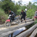 Memperihatinkan_Masyarakat perbatasan saat melintasi jalan tikus yang menghubungkan desa jasa menuju desa nanga bayan kecamatan ketungan hulu.jpg (2)