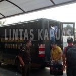 6 Tersangka Kasus Korupsi tiba Bandara susilo untuk diberangkatakna menuju Pontianak menggunakan pesawat Kalstar.