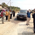 Anggota DPRD Provinsi kalbar didampingi Bupati sintang, Milton Crosby tinjau bangunan jalan Simpang Pinoh-Tugu BJ yang kontraknya diputus oleh Pemprov kalbar