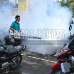 salah seorang petugas P2KL Dinas Kesehatan Kabupaten Sintang melakukan fogging diarea RSUD Sintang
