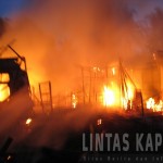 Sijago merah melahap empat petak kos-kosan yang berada diwilayah masuka KKH SIntang