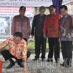 peletakan batu pertama pembangunan gereja Katerdal sintang oleh Gubernur Kalimantan Barat, Cornelis