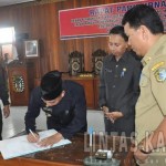 Penandatanganan Pengesahan APBD Sintang 2015 Berlangsung pada Sidang paripurna DPRD Sintang
