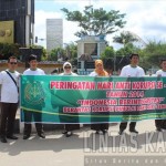 memperingati hari Anti Korupsi Sedunia, Kejaksaan negeri sintang sosialisasikan anti Korupsi dijalan laya dengan membagikan stiker dan soufenir  bertuliskan Say no to Corruptions.