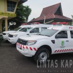 Bupati Sintang, Milton Crosby, M.Si menyerahkan secara resmi Kunci Mobil Ambulan kepada 3 puskesmas di halaman kantor Bupati Sintang (2)